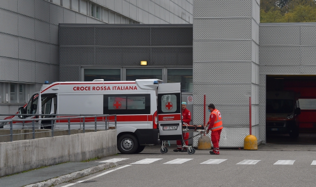 L’operaio di 32 anni è stato portato al Pronto soccorso dell’ospedale di Legnano  (foto archivio)