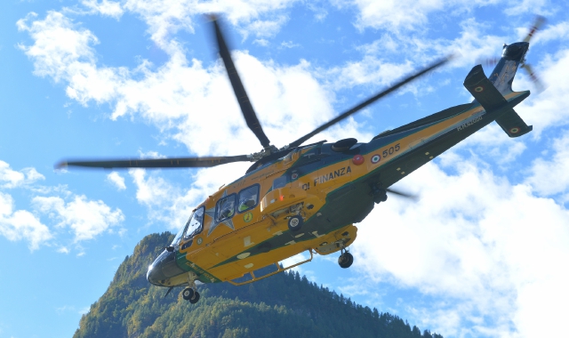 L’elicottero della Guardia di Finanza è decollato da Venegono Superiore  (foto archivio)