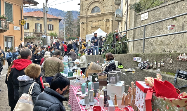 Le luci di Natale alla Rasa del 2021 (Foto Archivio)