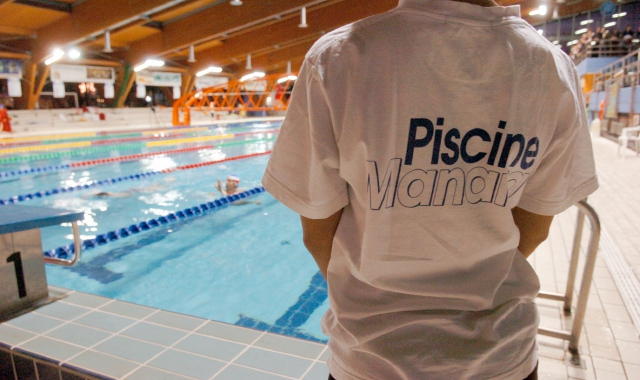 Un bagnino alla piscina Manara di Busto Arsizio