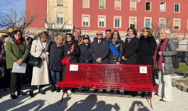 Varese, una panchina rossa contro la violenza sulle donne