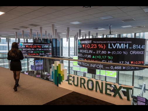 Borsa: Europa chiude contrastata, Eurostoxx +0,1%