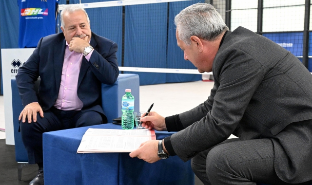 Il presidente federale Manfredi con Julio Velasco mentre mette la firma