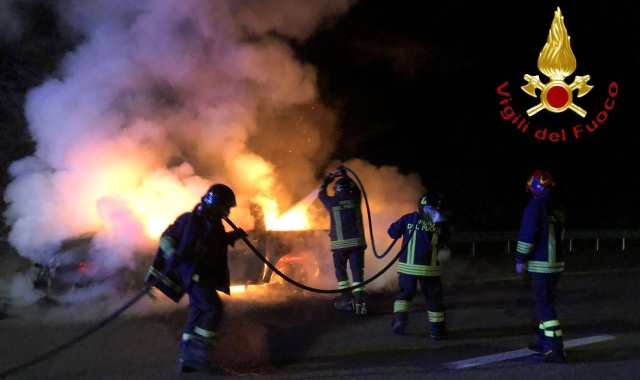 Automobile in fiamme sulla superstrada della Malpensa