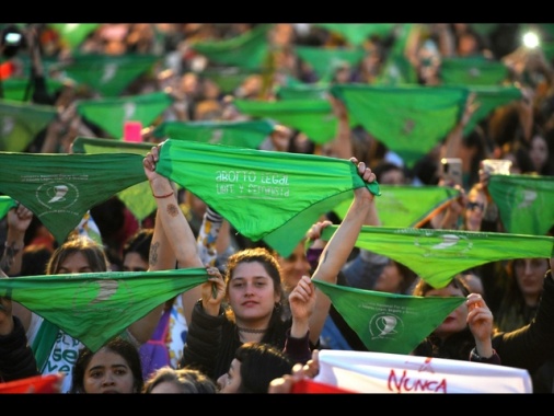 I fazzoletti verdi in piazza per difendere l'aborto in Argentina