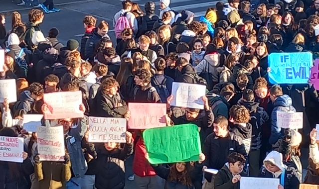 Protesta studenti Arona (foto Redazione)