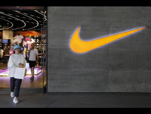 Maxirapina in Nike a Los Angeles, rubati 12.000 dollari di merce
