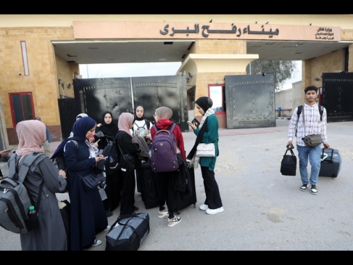 A Rafah centinaia di persone premono per passare il valico