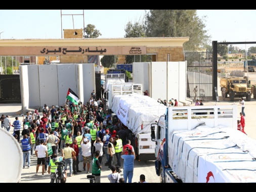 Egitto, camion con aiuti iniziano a entrare a Gaza