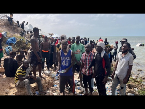 Tunisia: agenti distruggono barchini, migranti li attaccano