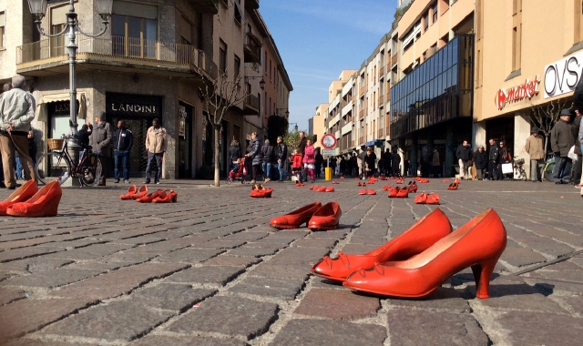Le scarpe rosse, simbolo della violenza contro le donne (Foto Archivio)