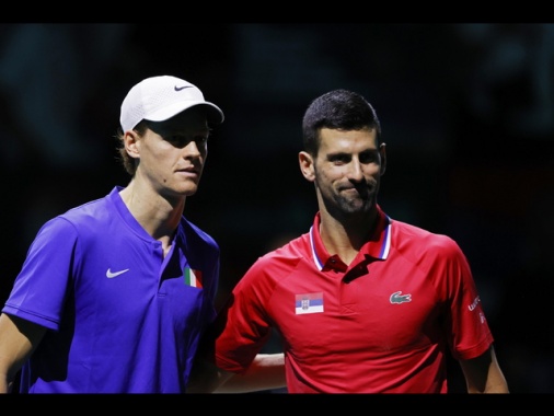 Davis: Sinner batte Djokovic, Italia-Serbia 1-1