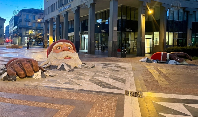 Vandalizzato nella notte il Babbo Natale di Busto