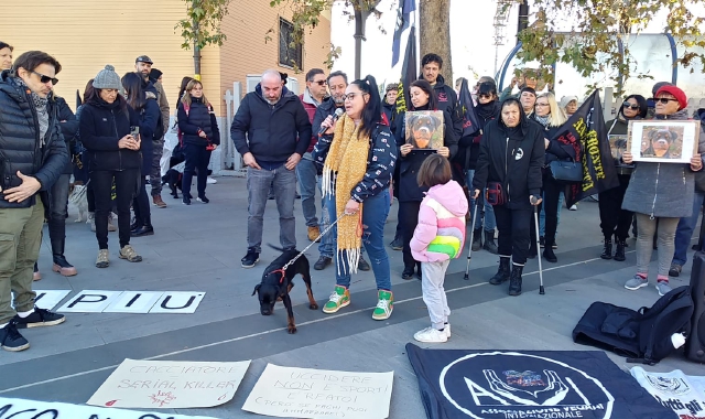 Animalisti in piazza a Parabiago: «Via i cacciatori dal Roccolo»