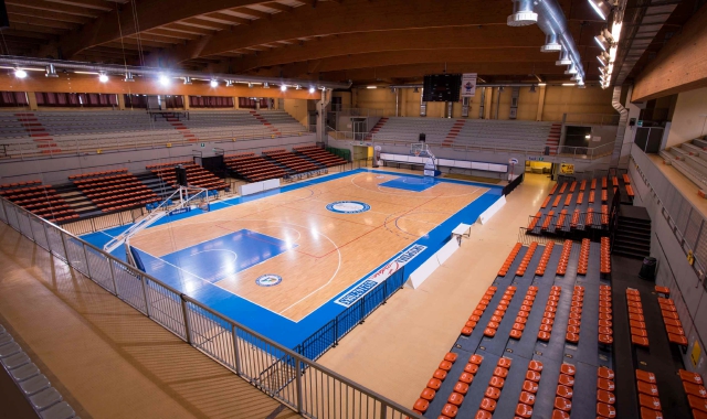 L’interno del palasport di Castelletto Ticino ai tempi in cui era agibile (foto Archivio)