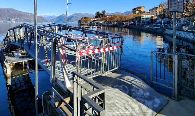 Le transenne in zona e i vigili del fuoco al lavoro