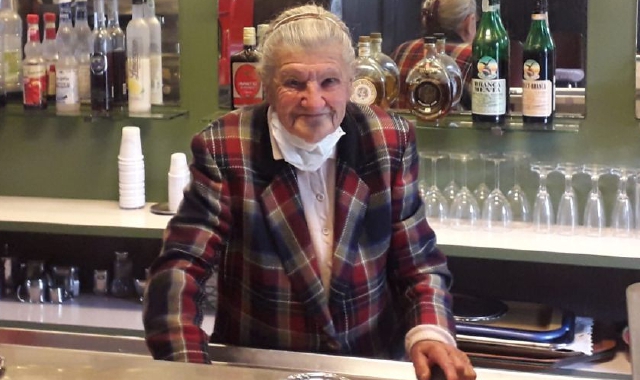 La barista dei record: dietro il bancone a 99 anni