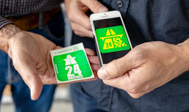 La vignetta e il pass elettronico 2024 per viaggiare in autostrada in Svizzera