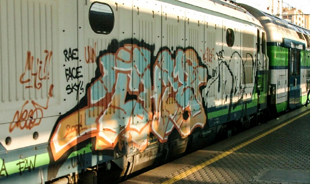 Treno imbrattato con graffiti (Foto Archivio)