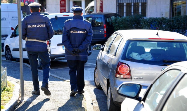 Varese, lascia l’auto in doppia fila e picchia i vigili