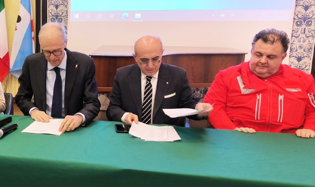 Il sindaco Augusto Airoldi, il prefetto Salvatore Pasquariello e il presidente del Comitato Cri Insubria Mario Grassi (foto Blitz)