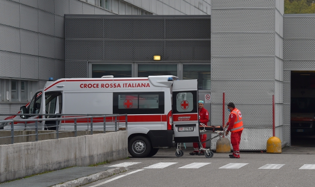 Il giovane operaio è stato trasportato all’ospedale di Legnano