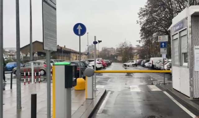 L’area del parcheggio delle stazioni a Varese (foto Blitz)