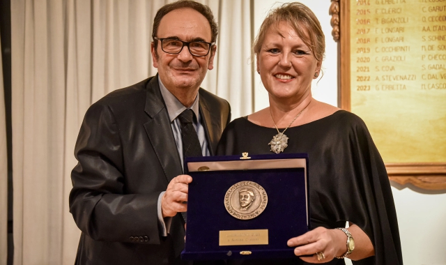 Serena Contini premiata dal preside Salvatore Consolo (foto Matteo Canevari - Blitz)