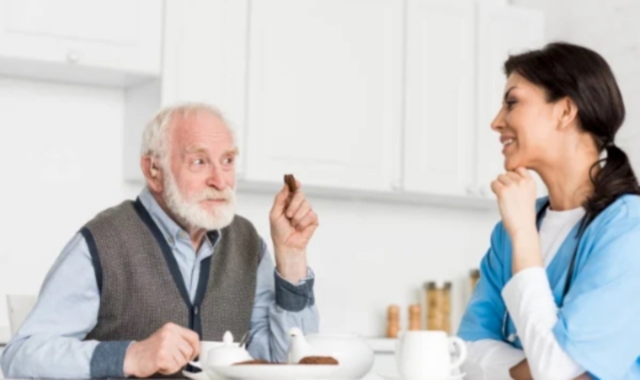 Anziano che parla con il medico (Foto Redazione)
