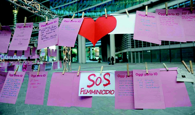 Le dimostrazioni di vicinanza alla violenza contro le donne (Foto Archivio)