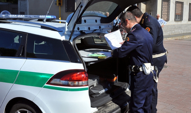 Niente ambulanza, ragazza caricata sull’auto dei vigili