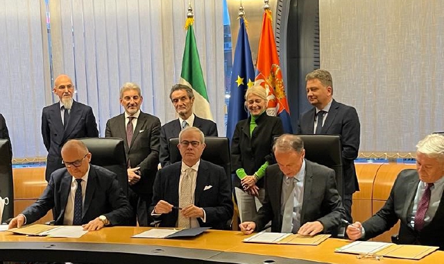 In prima fila il rettore Antic, il professor Zamperetti, il rettore Djokic e il rettore Madic; in seconda fila l’ambasciatore Gori, il sottosegretario Cattaneo, il presidente Fontana, il ministro Begovic e il ministro Jovanovic (Foto Università dell’Insub