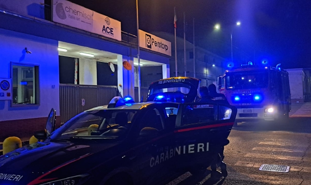 I carabinieri e i vigili del fuoco accorsi alla centrale elettrica(Foto Redazione)