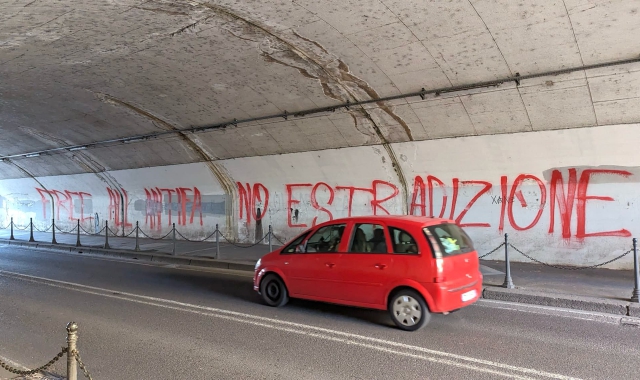 La scritta anarchica sui muri del sottopasso in via I maggio a Saronno(Foto Redazione)