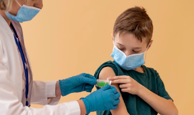 Vaccinazione al braccio di un bambino (Foto Redazione)