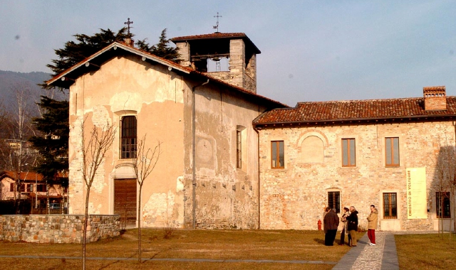 La chiesa parrocchiale di san Michele in Voltorre di Gavirate dove si terrà il recital natalizio(Foto Archivio)