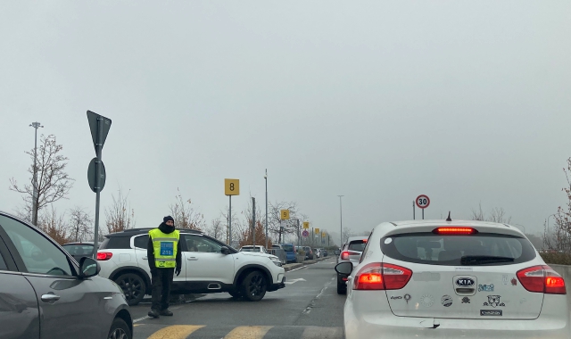 Già ieri a mezzogiorno nel parcheggio de Il centro di Arese auto in coda e traffico bloccato, nonostante gli sforzi degli steward per gestire gli accessi