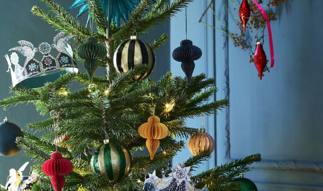 Le decorazioni sull’albero di Natale(Foto Archivio)
