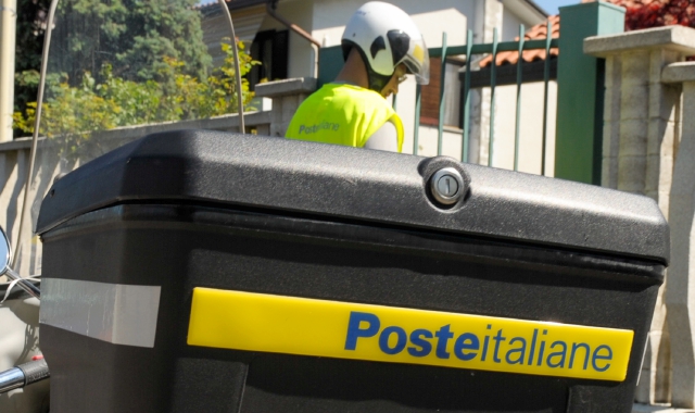 Postino assenteista e medico compiacente: restano ai domiciliari