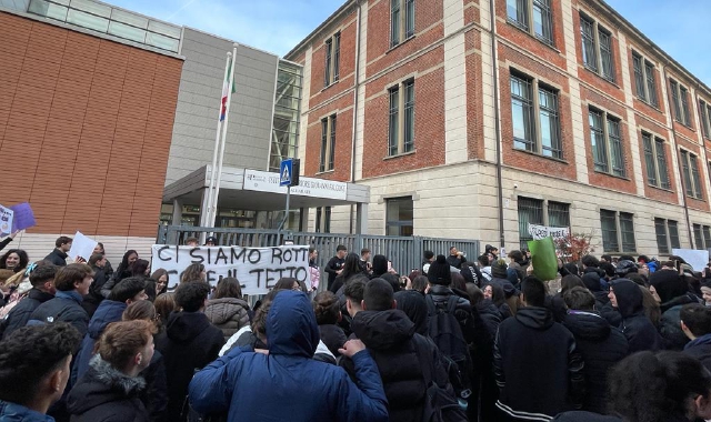 Studenti in sciopero al Falcone di Gallarate (foto Domenico Ghiotto - Blitz)