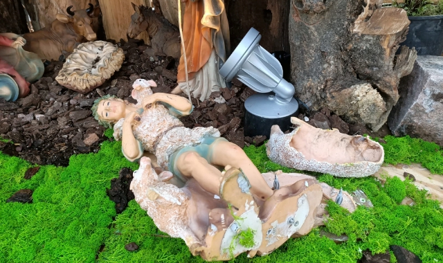 Le statuine rotte del presepe a San Vittore Olona (Foto Redazione)