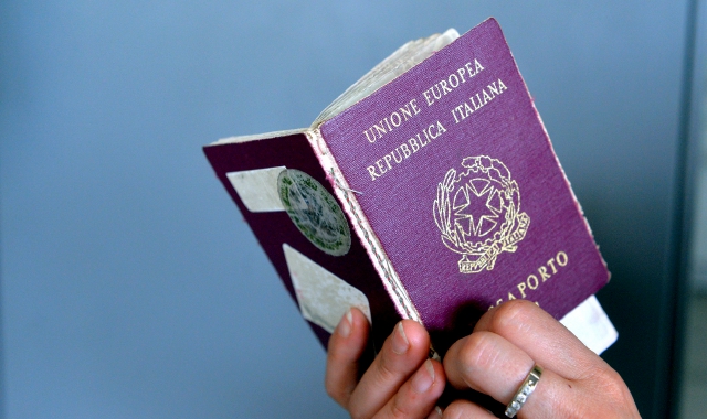Numerose le richieste per ottenere il passaporto in tutta la Penisola (Foto Archivio)