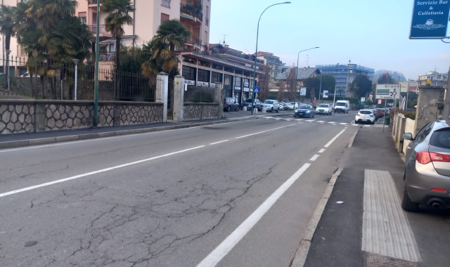 Disservizi in via Milano ad Arona (Foto Redazione)
