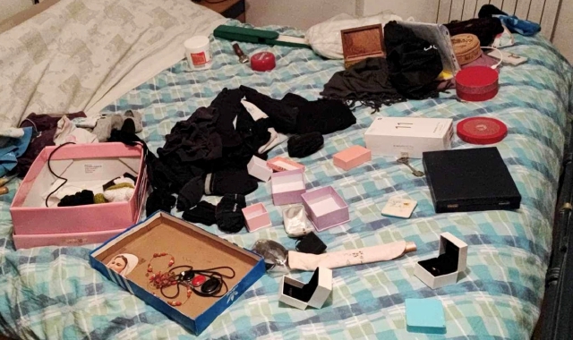Il caos creato dai ladri in camera da letto
