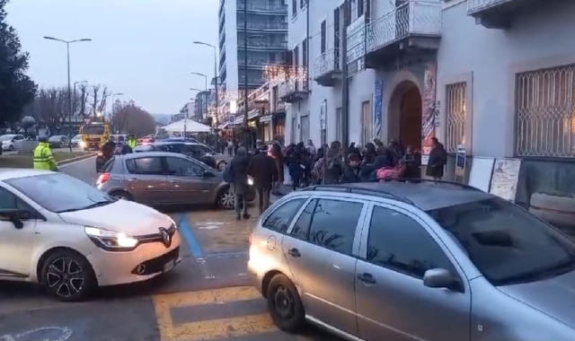 Arona, parcheggia nel posto dei disabili: arrivano carabinieri e carro attrezzi