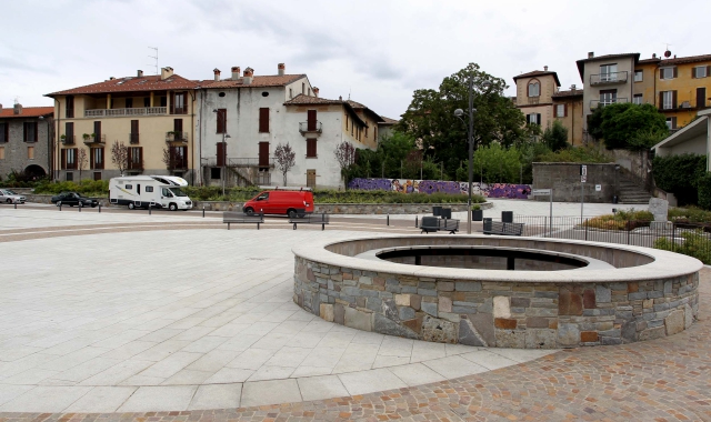 Piazza Ghringhelli ad Azzate (Foto Archivio)