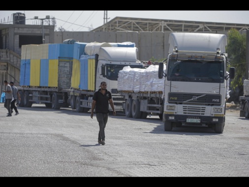 Israele, valico Keren Shalom aperto, passano primi camion