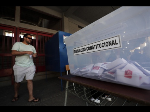 Referendum Costituzione in Cile, il 'No' trionfa con oltre 55%