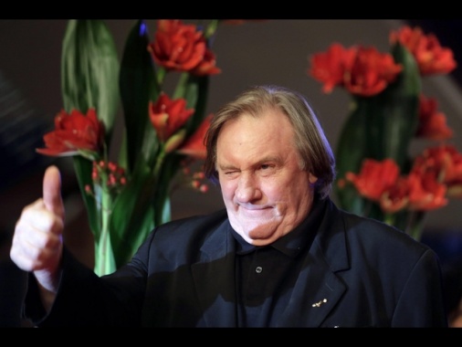 Via la statua di Depardieu dal museo delle cere di Parigi