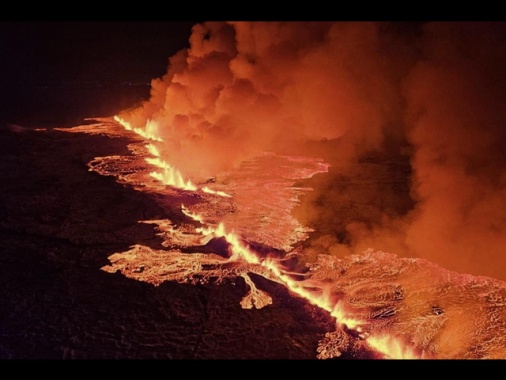 Islanda: in calo la potenza dell'eruzione, aeroporti aperti